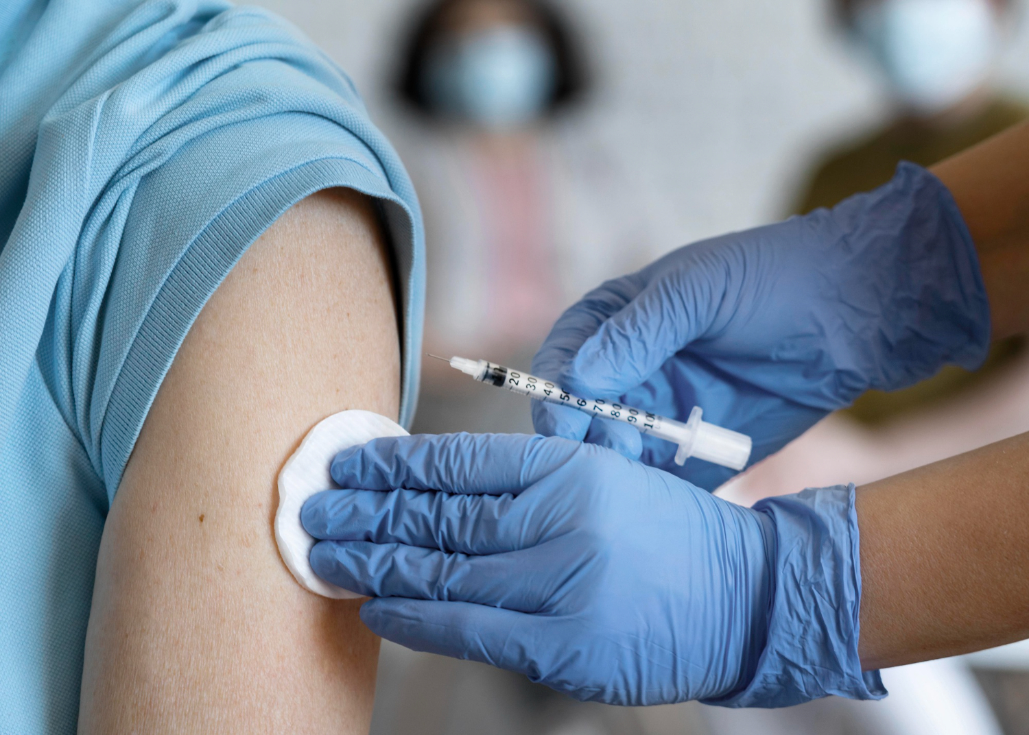 employee-getting-vaccinated-by-medic-mobmed